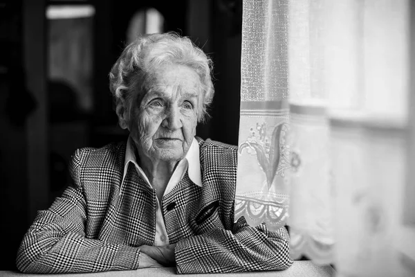 Yazık Pencerenin Oturan Yaşlı Kadın — Stok fotoğraf