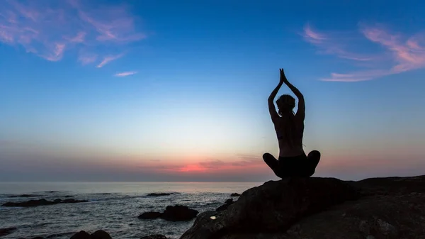 Yoga Ragazza Silhouette Sull Oceano Durante Sorprendente Tramonto — Foto Stock