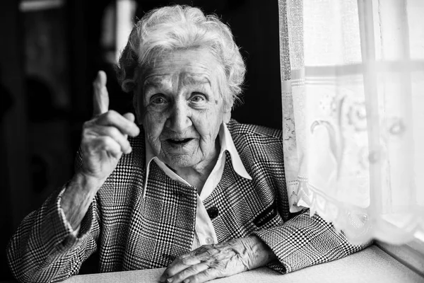 Elderly Lady Speaks Sitting Table Black White Portrait — Stock Photo, Image