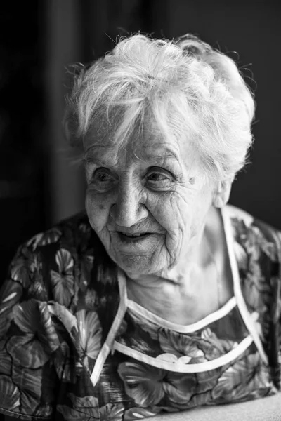 Fekete Fehér Portré Egy Idős Hölgy — Stock Fotó