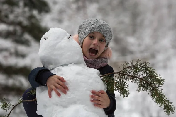 Дівчинка Сніговик Зимові Ігри Дітей — стокове фото