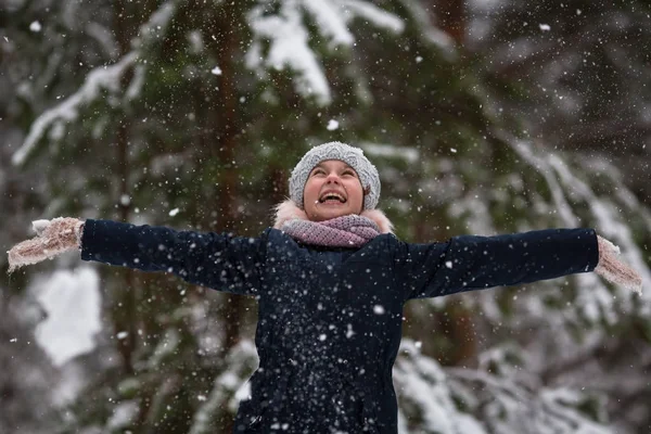 Emotionales Mädchen Freut Sich Auf Den Ersten Schnee — Stockfoto