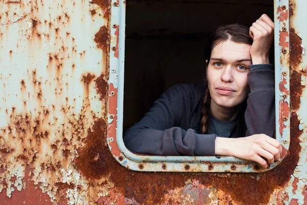 Portret Młodej Kobiety Oknie Zakładzie Przemysłowym Opuszczonych — Zdjęcie stockowe