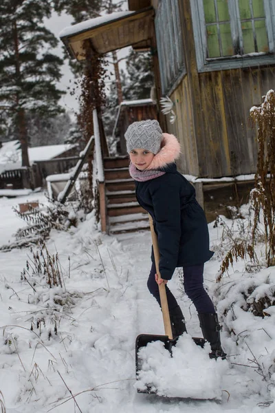 Adolescente Chica Limpia Nieve Cerca Una Casa Rural Imagen de archivo