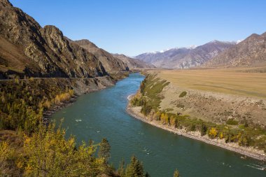 Katun nehirde Altay Dağları, Rusya Federasyonu.