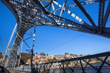 Dom Luis görünümü içinde Douro Nehri üzerinde Porto, Portekiz köprü.