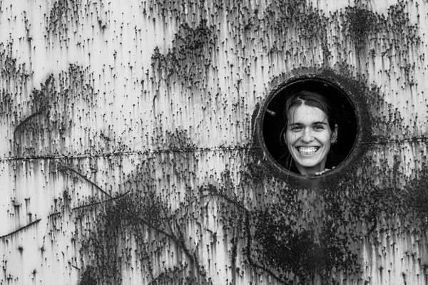 Retrato Uma Jovem Num Comboio Industrial Abandonado — Fotografia de Stock