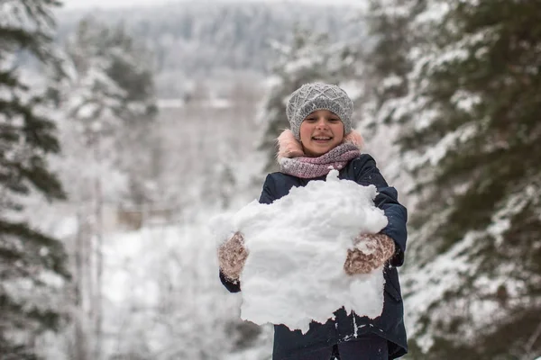 Schattig Meisje Beeldhouwt Sneeuwpop — Stockfoto