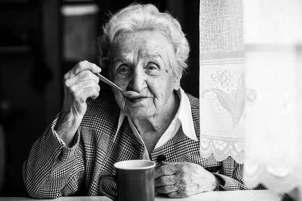 Bejaarde Vrouw Drinken Thee Zitten Aan Tafel Zwart Wit Portret — Stockfoto