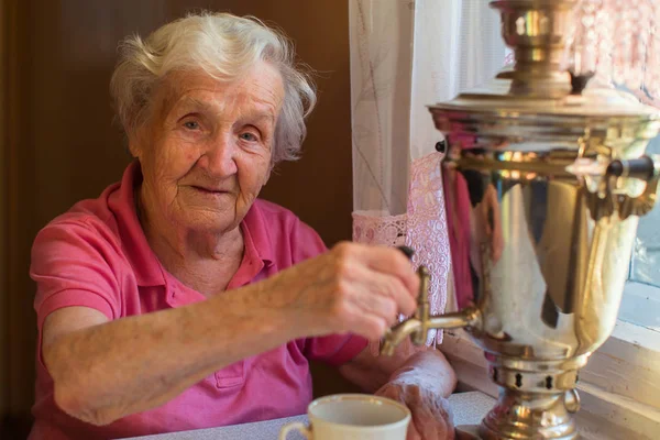 Ηλικιωμένη Γυναίκα Πίνοντας Τσάι Στο Τραπέζι Κλασική Ρωσική Σαμοβάρι — Φωτογραφία Αρχείου