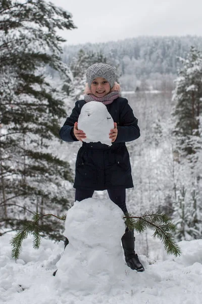 Menina Bonito Esculpe Boneco Neve Inverno Parque Nevado — Fotografia de Stock