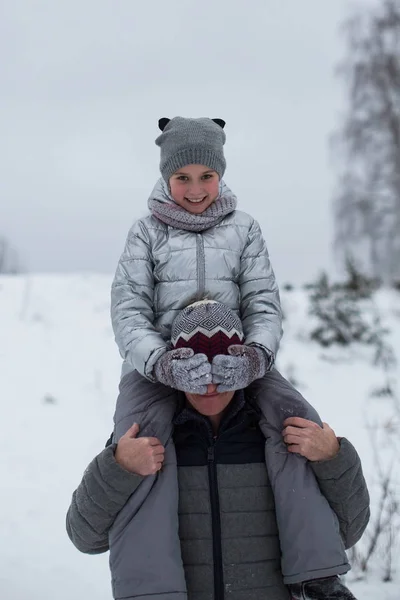 冬の屋外で父と遊ぶかわいい女の子 — ストック写真