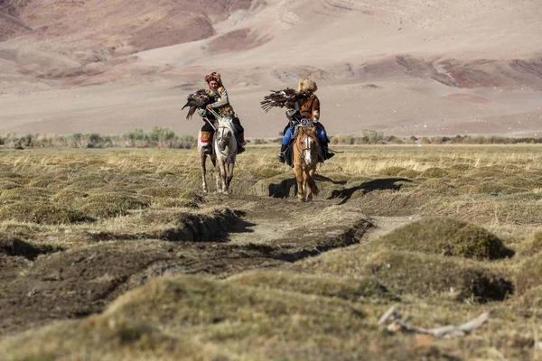 Sagsay Mongolei September 2017 Adlerjäger Traditioneller Kleidung Auf Der Jagd — Stockfoto