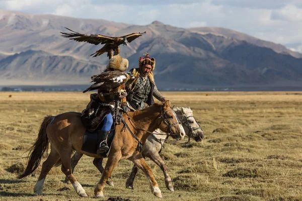 Sagsay Mongolsko Září 2017 Eagle Lovci Tradiční Oblečení Při Lovu — Stock fotografie