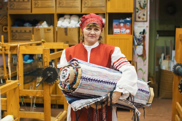 Vazhiny 列宁格勒地区 俄罗斯 2017年12月21日 织布工在纺织装饰艺术工作室 Tekstilnaya Plastika 在市文化预算机构 — 图库照片