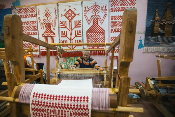 Vazhiny Région Leningrad Russie Dec 2017 Tisseur Dans Atelier Textile — Photo