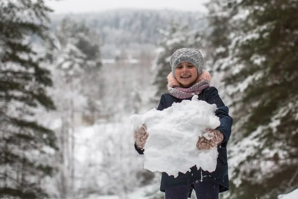 Mała Dziewczynka Słodkie Rzeźbi Bałwana Winter Park — Zdjęcie stockowe