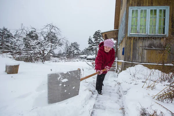 Mulher Idosa Limpa Neve Perto Sua Casa Aldeia — Fotografia de Stock