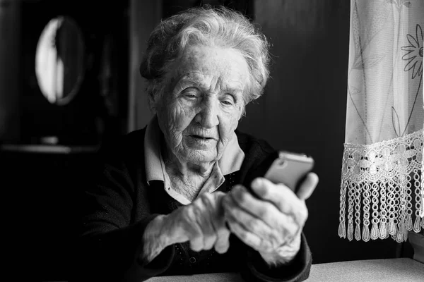 Ηλικιωμένη Γυναίκα Πληκτρολογώντας Σχετικά Smartphone — Φωτογραφία Αρχείου