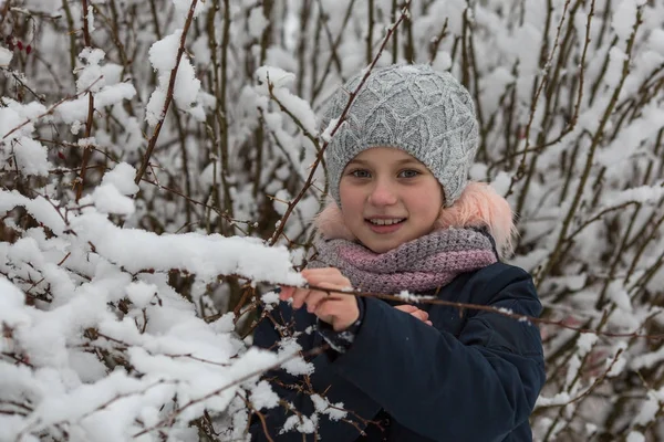 冬の公園で少女の肖像画 — ストック写真