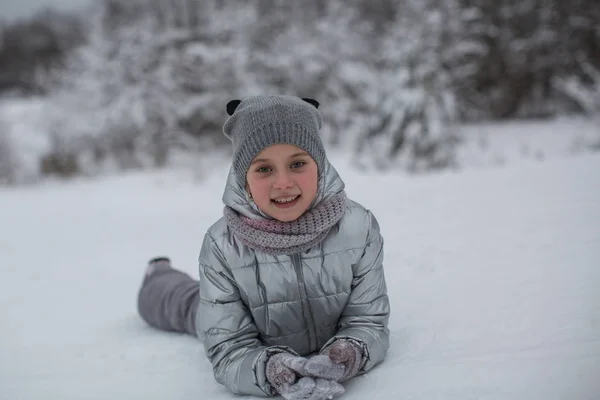Retrato Menina Bonito Pouco Jogando Inverno Livre — Fotografia de Stock