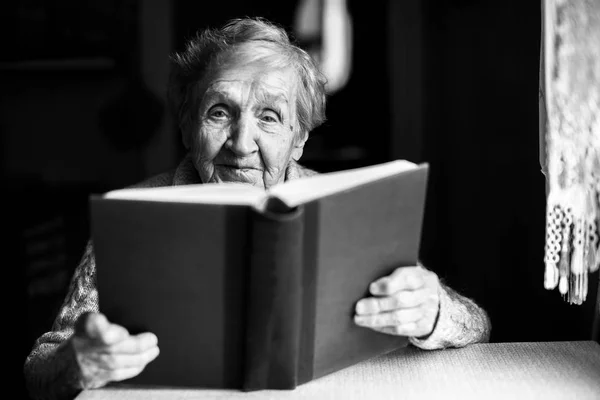 Une Femme Âgée Lit Livre Table Photo Noir Blanc — Photo