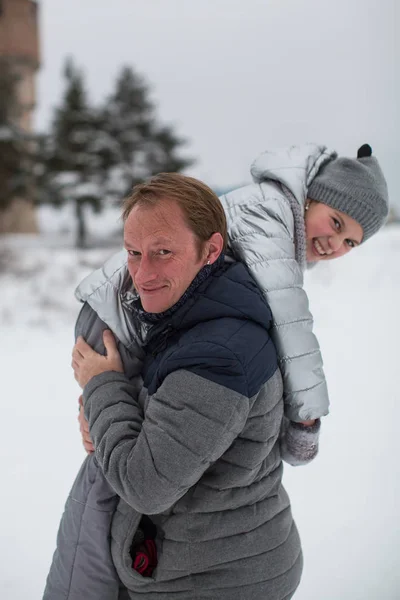 Kleines Süßes Mädchen Spielt Mit Vater Winter Draußen — Stockfoto