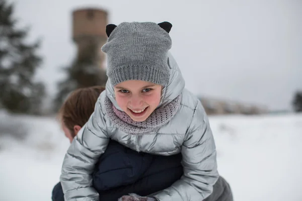 Menina Bonito Brincando Com Pai Inverno Livre — Fotografia de Stock