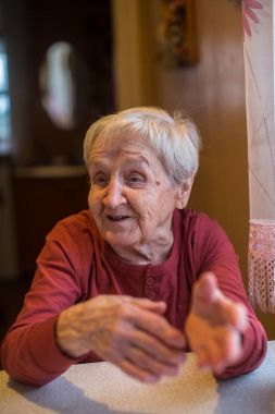 yaşlı kadın diyor ki, elleriyle işaret.