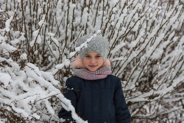 Портрет Маленької Дівчинки Зимовому Парку — стокове фото