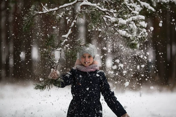 Kleines Mädchen Hat Spaß Winterpark — Stockfoto