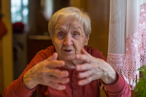 Elderly Woman Gesturing While Sitting Table — Stock Photo, Image