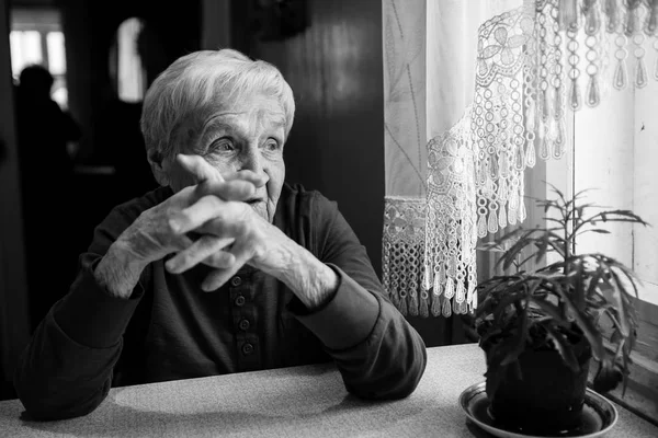 Starsza Kobieta Myśli Pobliżu Okna Czarno Białe Zdjęcie — Zdjęcie stockowe