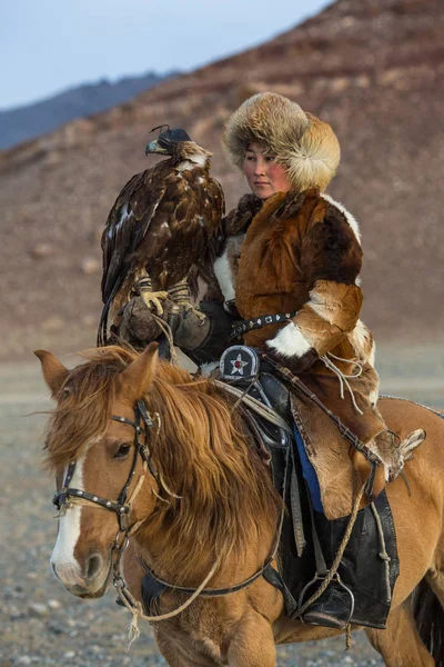 Sagsay Mongolia Setembro 2017 Golden Eagle Hunter Ensina Sua Jovem — Fotografia de Stock