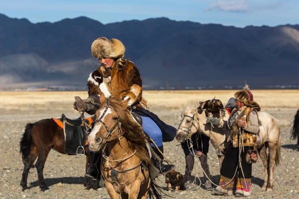 Sagsay Mongolia Września 2017 Golden Eagle Hunter Uczy Jej Córka — Zdjęcie stockowe