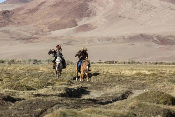 Sagsay Mongolië Sep 2017 Eagle Jagers Traditionele Kleding Terwijl Jacht — Stockfoto