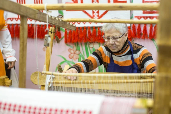 装飾的な芸術 Tekstilnaya Plastika 文化協会の自治体予算で染織工房で作業中の Vazhiny レニングラード地域 ロシア連邦 2017 ウィーバー — ストック写真