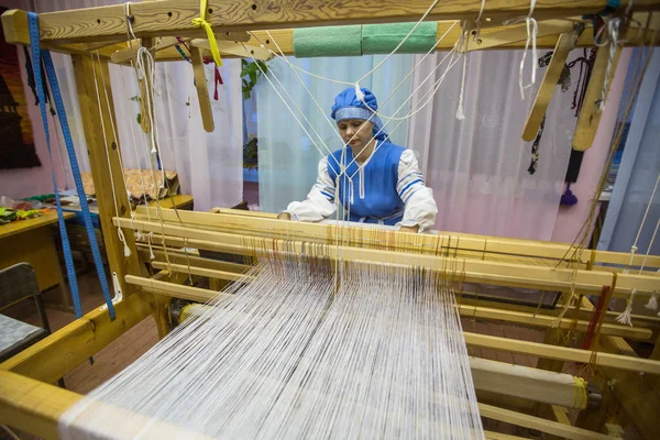 Vazhiny Leningrad Region Russia Dec 2017 Weaver While Working Textile — Stock Photo, Image