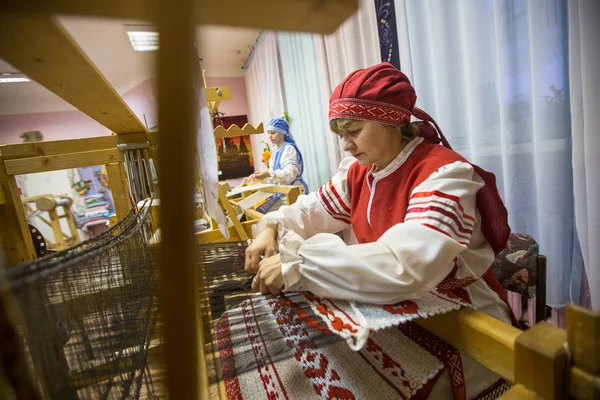 Vazhiny Leningrad Region Russland 2017 Weber Bei Der Arbeit Textilatelier — Stockfoto