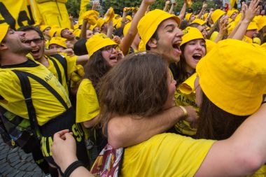 Porto, Portekiz - 9 Mayıs 2017: Queima Das Fitas Parade - Portekiz üniversiteleri öğrencilerinin geleneksel şenlik. Porto Queima için 1974 sonra yeniden doğmuş ilk Devrimi yapıldı..