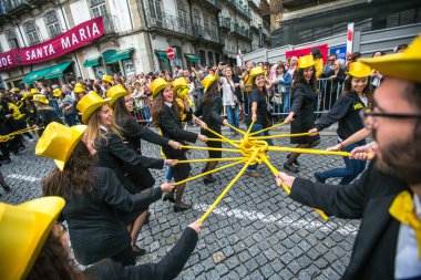 Porto, Portekiz - 9 Mayıs 2017: Queima Das Fitas Parade - Portekiz üniversiteleri öğrencilerinin geleneksel şenlik. Porto Queima için 1974 sonra yeniden doğmuş ilk Devrimi yapıldı..
