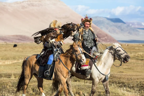 Sagsay Mongolië Sep 2017 Eagle Jagers Traditionele Kleding Terwijl Jacht — Stockfoto