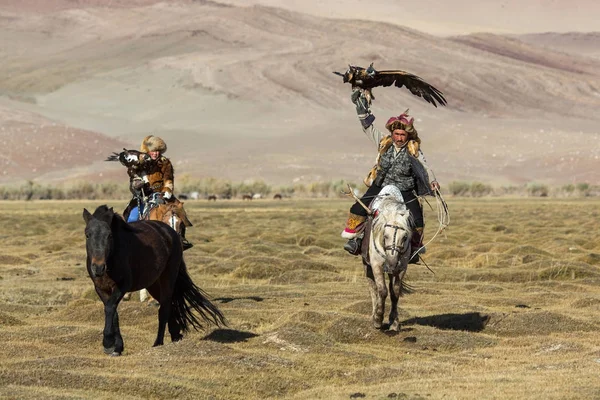 Sagsay Mongolia Sep 2017 Cazadores Águilas Ropa Tradicional Mientras Caza — Foto de Stock