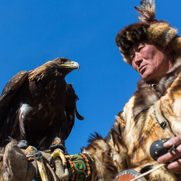 Bajan Ulgii Mongolia Września 2017 Kazachski Eagle Hunter Tradycyjną Odzież — Zdjęcie stockowe