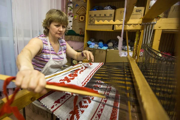 Vazhiny Leningrad Region Russia Dec 2017 Weaver While Working Textile — Stock Photo, Image