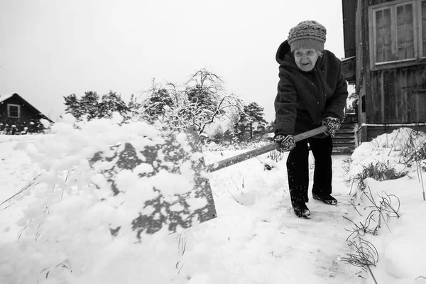 Une Femme Âgée Nettoie Neige Près Maison Dans Village Photo — Photo