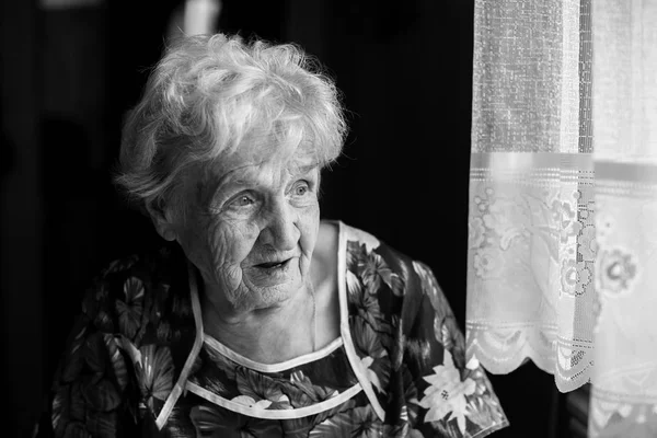 黑色和白色的一名老年妇女的肖像 — 图库照片