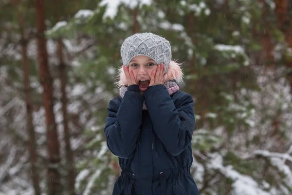 Kleines Mädchen Schreit Einem Verschneiten Wald — Stockfoto