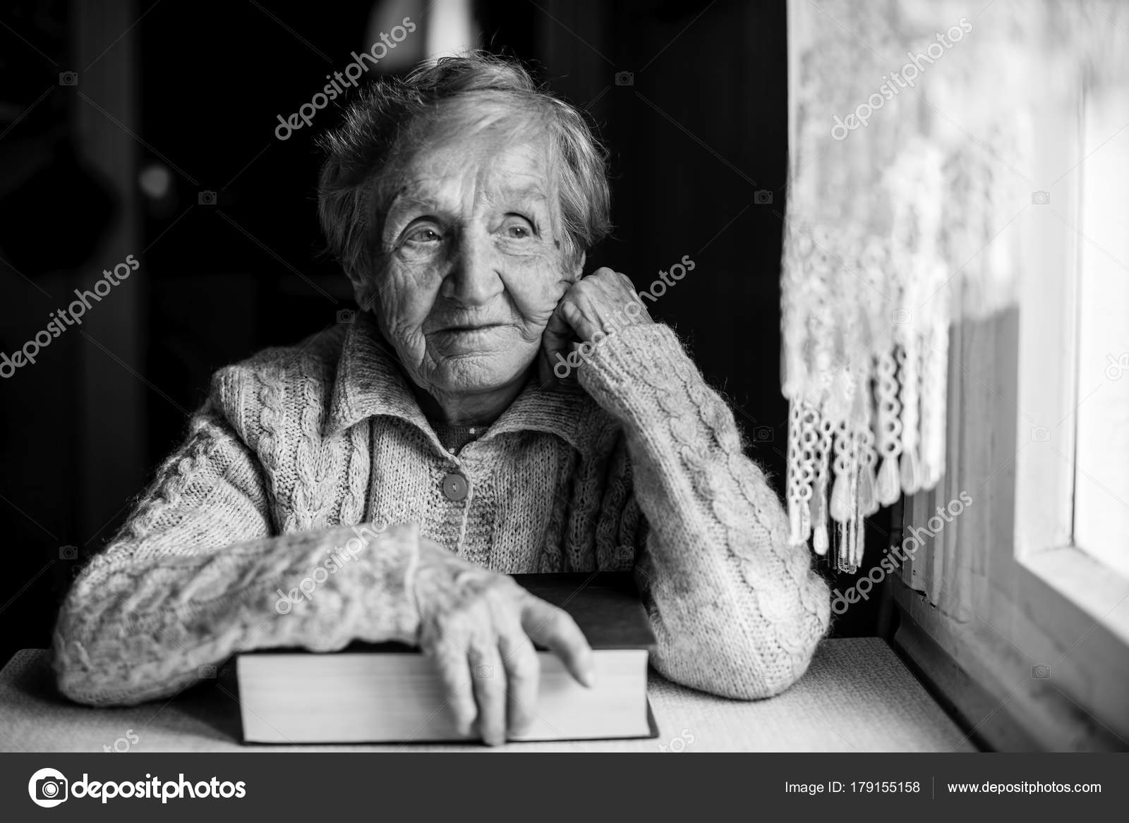 Бабушка ждет. Тревожность у пожилых. Бабушка плачет. Старушка плачет. Старенькая бабушка.