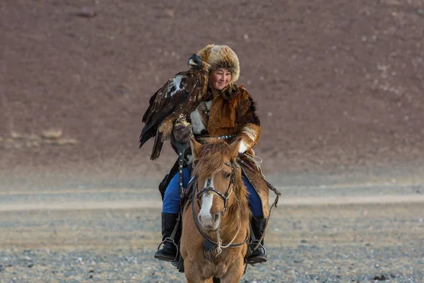 Sagsay Mongolia Sep 2017 Joven Cazador Águila Kazaja Mujer Berkutchi —  Fotos de Stock